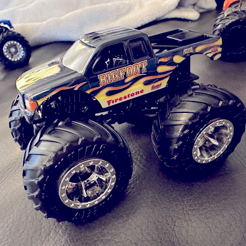 Hot Wheels Monster Trucks 🔹BIGFOOT Legacy Collectors Set, 1:64 Scale, Set of 5 - Picture 7 of 13